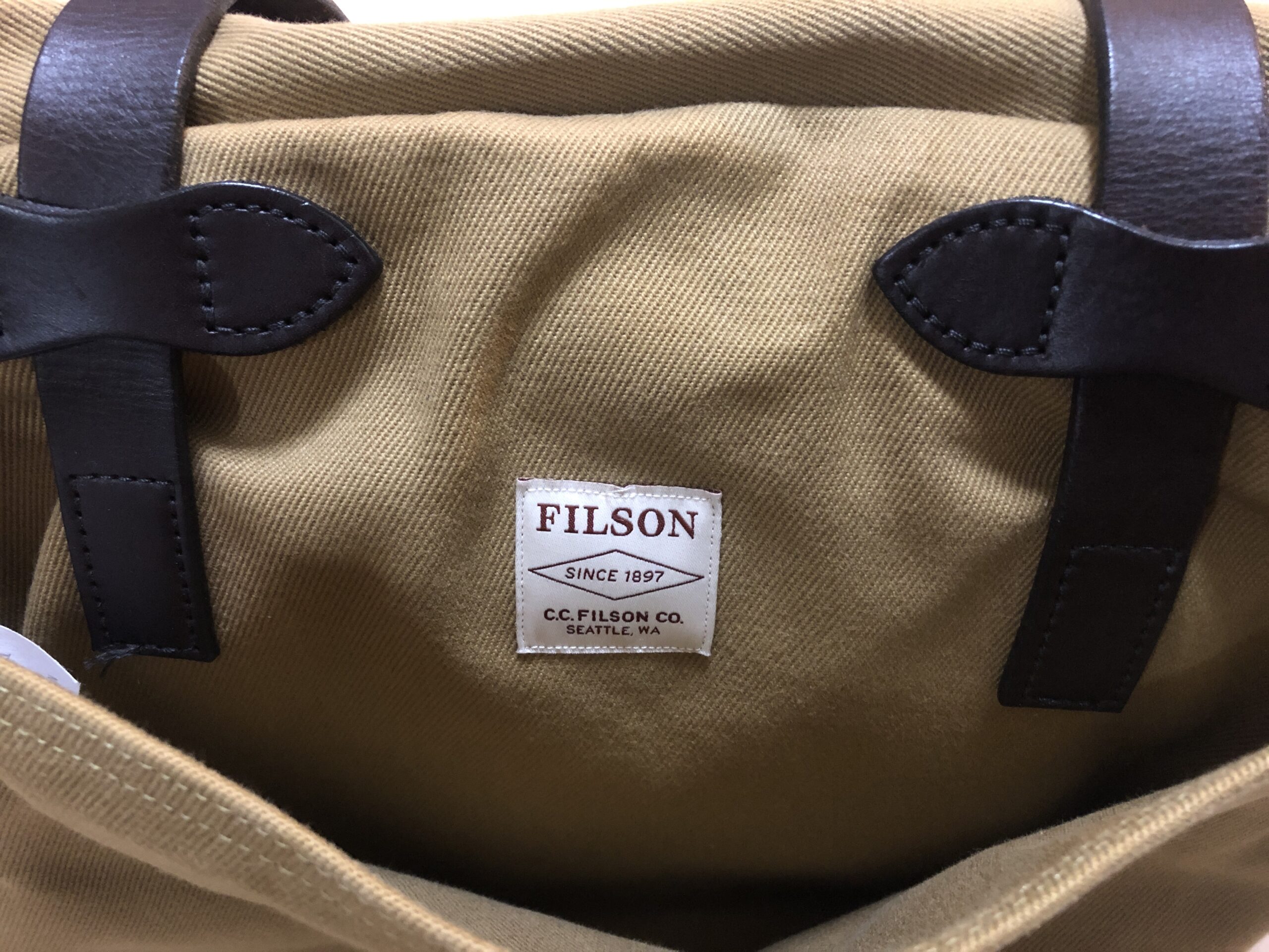 大容量で耐久性抜群なFILSON tote bag with zipper フィルソンジッパー 